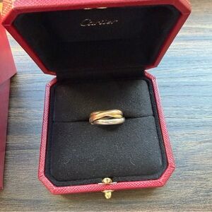 Cartier Trinity Ring with Gold and Silver Bands
- Size 52 ( equivalent of US 6)